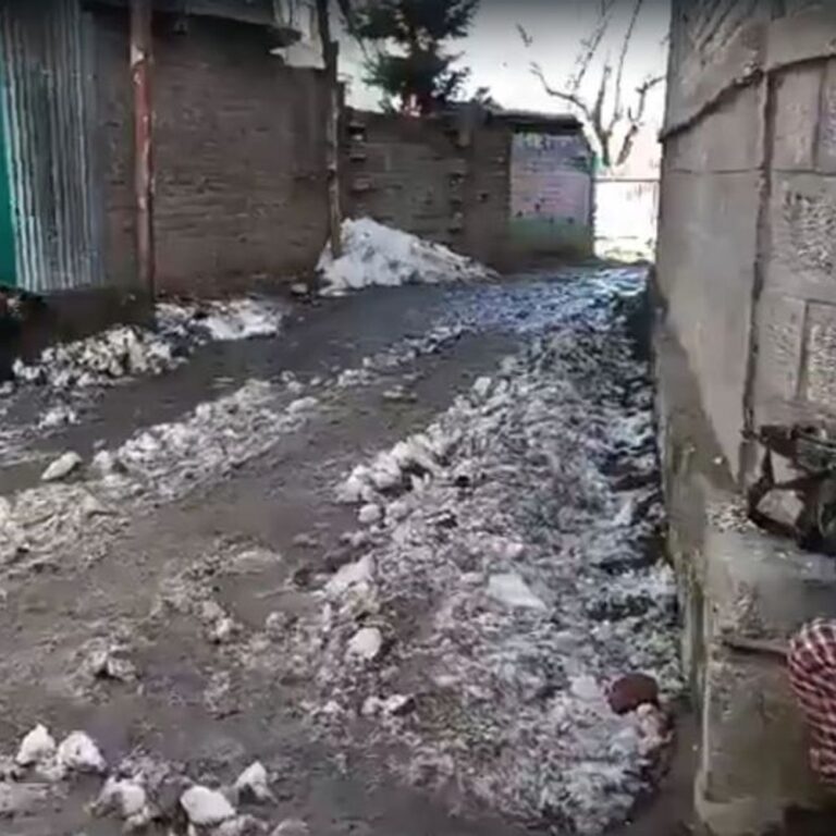 कश्मीर में आतंकियों ने रिटायर्ड लांस नायक की हत्या की:फायरिंग में पत्नी और बेटी घायल; सुरक्षाबलों ने इलाके को घेरा, सर्चिंग जारी