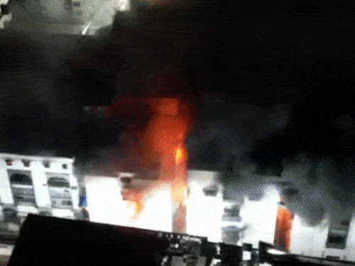 सूरत मार्केट में आग लगी या लगाई! FSL जांच करेगी:आग से दुकान में रखे 20 करोड़ रुपए राख हो गए, 850 करोड़ रुपए के नुकसान का अनुमान