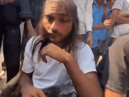 लड़कियों को छेड़ने पर 2 युवकों के आधे सिर मुंडवाए:नूंह में लोगों ने पर्ची फेंकते पकड़े; पिटाई की, गले में डाले गोबर के उपले