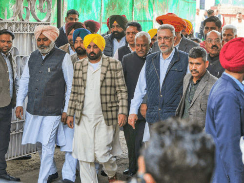 दिल्ली गंवाई, पंजाब की टेंशन, AAP मीटिंग की इनसाइड स्टोरी:केजरीवाल की फेस पॉलिटिक्स से तौबा, काम पर फोकस, इसकी 3 वजहें, 4 चुनौतियां