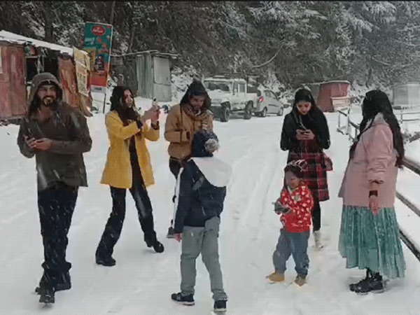 हिमाचल के ऊंचे पहाड़ों अच्छी बर्फबारी:मैदानी इलाकों में बारिश, मनाली-कुफरी में भी हिमपात; अटल टनल-नारकंडा सड़क बंद, आज हैवी स्नोफॉल का अलर्ट