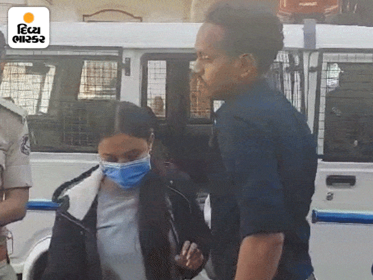 US से बेटी के लौटते ही पिता फूट-फूटकर रो पड़े:भाई ने कहा कि प्लेन में हथकड़ी लगाए जाने से बहन के दिमाग पर गहरा असर हुआ