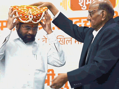 शरद पवार ने शिंदे का सम्मान किया, उद्धव गुट नाराज:राउत बोले- शिंदे ने ही शिवसेना तोड़ी, पवार को कार्यक्रम में नहीं जाना चाहिए था