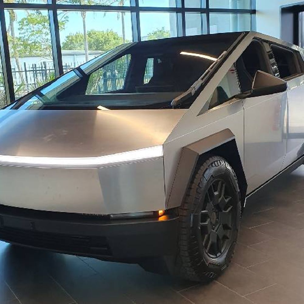 गुजरात के रास्ते भारत लाई जा सकती हैं टेस्ला कारें:कांडला या मुंद्रा पोर्ट पर कारों की हैंडलिंग के लिए इंफ्रास्ट्रक्चर मौजूद, मुंबई पोर्ट भी विकल्प