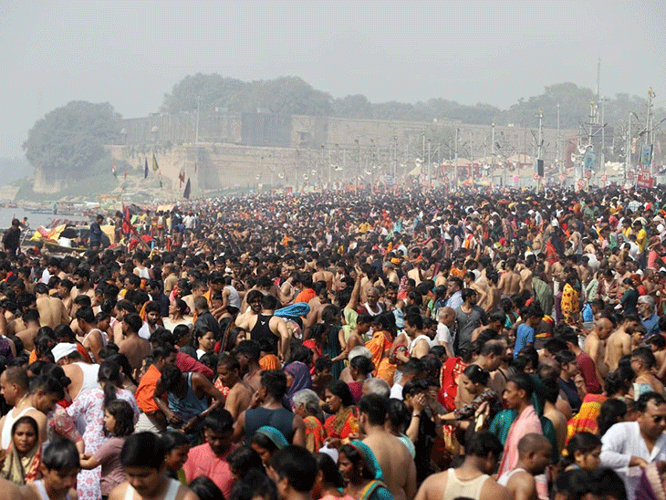 संगम पहुंचने के लिए 10KM पैदल चलना पड़ रहा:महाकुंभ में गाड़ियों की एंट्री नहीं, प्रयागराज आने-जाने वाली 8 ट्रेनें रद्द; 8वीं तक स्कूल ऑनलाइन
