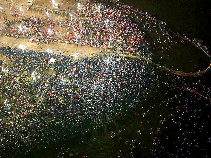 महाकुंभ का अंतिम अमृत स्नान 40 तस्वीरों में:नागाओं ने लहराए त्रिशूल-तलवारें, किन्नर अखाड़े ने किया शंखनाद; संगम तट पर जनसैलाब