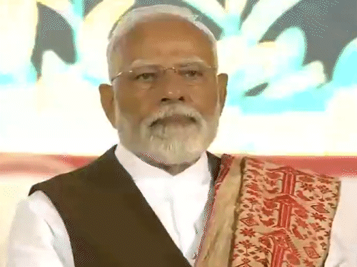 पीएम बोले- मैं असम-पूर्वोत्तर की संस्कृति का ब्रांड एंबेसडर:पहले यहां की उपेक्षा होती थी; गुवाहाटी में 8600 कलाकारों ने झुमोइर बिनंदिनी नृत्य किया