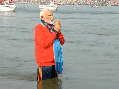महाकुंभ के 24वें दिन मोदी की संगम में डुबकी:योगी के साथ संगम नोज पहुंचे, मंत्रोच्चार के बीच स्नान किया; कहा- पुण्य स्नान से धन्य हुआ