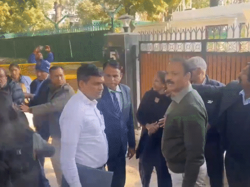 दिल्ली LG के आदेश पर केजरीवाल के घर पहुंची ACB:5 सवाल पूछे; केजरीवाल का दावा-BJP ने AAP विधायकों को 15-15 करोड़ ऑफर किए