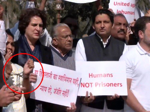 संसद में विपक्ष का हथकड़ी पहनकर प्रदर्शन:पोस्टर लहराए, इसमें लिखा था- बेड़ियों में हिंदुस्तान, नहीं सहेंगे ये अपमान