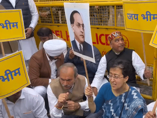 AAP विधायकों को विधानसभा जाने से रोका गया:आतिशी का प्रदर्शन; प्रवेश वर्मा बोले- शीशमहल की जांच होगी, CAG रिपोर्ट पर चर्चा