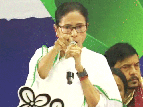 ममता बोलीं- भाजपा फर्जी वोटरों की मदद से दिल्ली जीती:बंगाल में भी यही चाल चलेंगे; भतीजे अभिषेक बोले- भाजपा में जाने की बातें अफवाह