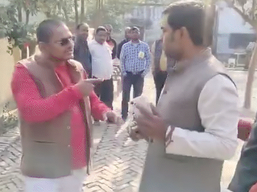 मिल्कीपुर में अजीत प्रसाद ने भाजपा एजेंट को धमकाया:बोले- 5 सेकंड में ठीक हो जाओगे; सपा की 86 शिकायत; 65% वोट पड़े