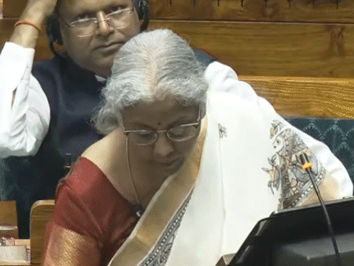 बजट 2025 मोमेंट्स:वित्त मंत्री ने 77 मिनट स्पीच दी, 5 बार पानी पिया; अखिलेश को फटकार और विपक्ष का वॉकआउट
