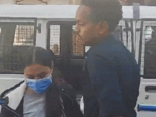 अमेरिका से डिपोर्ट 104 भारतीयों में 33 गुजराती:सभी घर पहुंचाए गए, वडोदरा की खुशबू के पिता बोले- तसल्ली है कि बच्ची घर आ गई