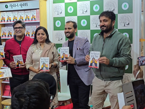 RJ कार्तिक की पहली किताब 'कर दिखाओ कुछ ऐसा' लॉन्च:विश्व पुस्तक मेले में बोले- अगर आप सीखेंगे नहीं तो जीतेंगे कैसे