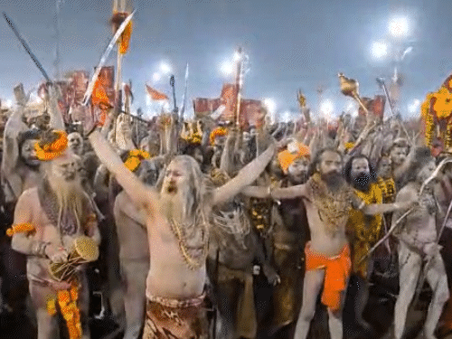 महाकुंभ का अमृत स्नान 11 VIDEOS में:13 अखाड़ों की संगम में डुबकी, विदेशी भक्तों ने गाया हनुमान चालीसा