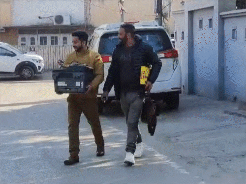 निकाय चुनाव के बीच हरियाणा में ED रेड, गाड़ी-गमले खंगाले:नीतिसैन भाटिया के पानीपत-हिमाचल में ठिकानों की जांच; मोदी का हेलिपैड पर स्वागत कर चुके