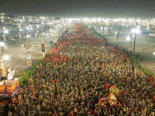 महाकुंभ का आखिरी अमृत स्नान, 1.25 करोड़ ने डुबकी लगाई:10km तक भीड़, 30 देशों से लोग पहुंचे; साधुओं की चरण रज ले गए भक्त