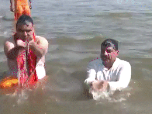 महाकुंभ में दो सीएम ने एक साथ डुबकी लगाई:वीकेंड पर 12 KM पहले रोक रहे गाड़ी; श्रद्धालु बोले-पैदल बहुत चलना पड़ रहा