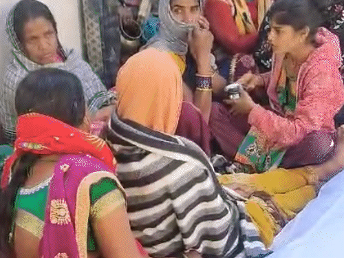 जहरीली महुआ शराब पीने से 7 मौतें...4 गंभीर:बेटी बोली-पिता के मुंह से निकला खून का थक्का; ग्रामीण बोले-शिकायत पर दिखावे की कार्रवाई