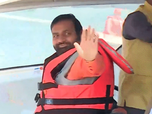 महाकुंभ में हरियाणा सीएम ने लगाई डुबकी:VVIP मूवमेंट से संगम में नावों के चलाने पर रोक; भीड़ से पार्किंग फुल, शहर में जाम