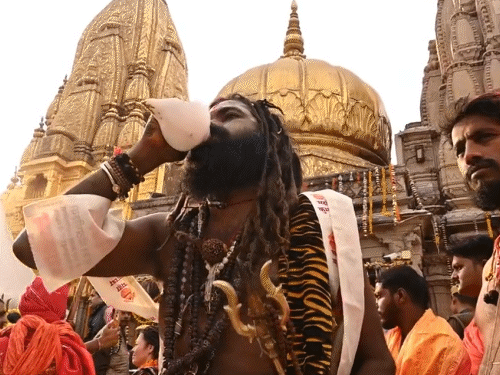 काशी- महाकुंभ से महाशिवरात्रि तक...VIDEO:लाखों भक्त पहुंचे, घाट-नावें सब फुल; 6 साल बाद बाबा विश्वनाथ पहुंचे नागा साधु