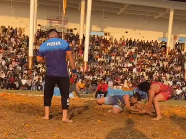 इंदौर में कपड़े बेच रहे अर्जुन अवॉर्डी पहलवान के पिता:बोले- बेटी दिव्या काकरान को अंतर्राष्ट्रीय रेसलर बनाने सब कुछ दांव पर लगा दिया