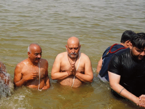 महाकुंभ- हाईवे जाम, पुलिसकर्मी ने डिवाइडर पर चढ़ाई बुलेट:राहुल-प्रियंका नहीं आए, प्रदेश अध्यक्ष ने संगम में डुबकी लगाई; मुख्तार अब्बास की पत्नी भी पहुंचीं