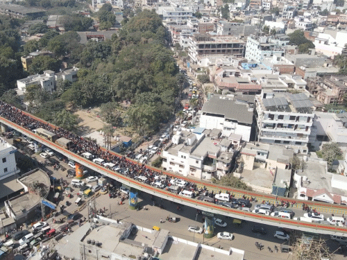 ड्रोन से देखिए महाकुंभ का महाजाम:प्रयागराज के हर एंट्री पॉइंट पर 20 KM तक गाड़ियां फंसी, 5 KM का सफर 8 घंटे में