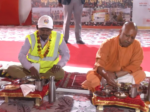 महाकुंभ में योगी ने सफाईकर्मियों के साथ खाना खाया:संगम पर झाड़ू लगाई; मोदी बोले- कोई कमी रही हो तो माफ करना