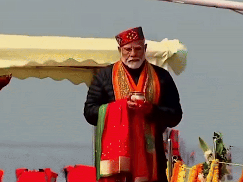 PM मोदी के कुंभ स्नान का स्मार्ट प्रोटोकॉल:हवाई जहाज से पहुंचे, स्टीमर से संगम गए; मेले में एंट्री नहीं ली ताकि श्रद्धालु परेशान न हों