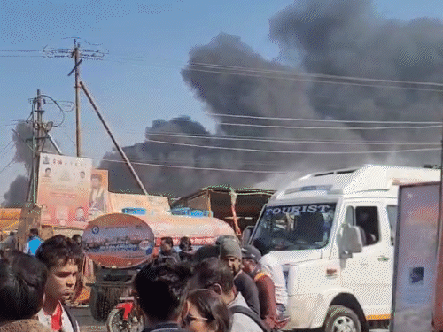 महाकुंभ में फिर आग लगी, 22 पंडाल जले:भीड़ को हटाया, बैरिकेडिंग कर 40 मिनट में बुझाई; 20 दिन में तीसरी घटना