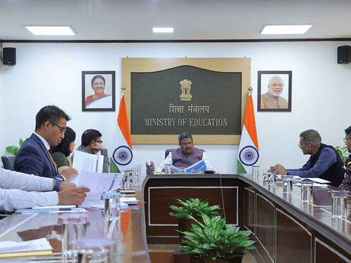 CBSE बोर्ड एग्जाम साल में 2 बार संभव:फरवरी के बाद अप्रैल में दोबारा एग्जाम पर चर्चा हुई; शिक्षामंत्री ने बैठक की