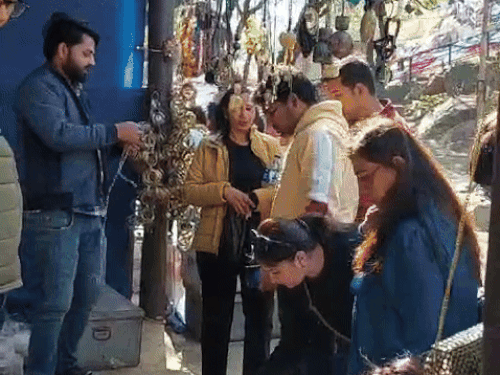 सूरजकुंड मेले में अफ्रीकी भैंस की हडि्डयों से बनी ज्वेलरी:महिलाओं के लिए अंगूठी-ब्रेसलेट और हार-झुमके; सींग से बनाए बीयर मग
