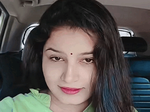 हरियाणवी सिंगर-डांसर पर हमला, गाड़ी पर पथराव:प्रोग्राम से लौटते वक्त जबरन गाड़ी रोकी; मदद मांगने पर पुलिस बोली- घर चली जाओ