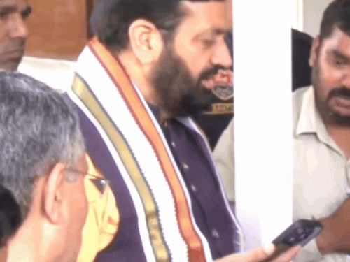 CM सैनी SHO को लेकर पुलिस अधिकारी पर भड़के:बोले-चेक नहीं करना, इसे सस्पेंड करो, दूसरे को लगाओ; गरीब आदमी से ऐसे बात करता है