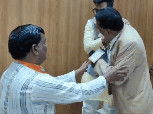 राजस्थान भाजपा प्रदेशाध्यक्ष के सामने एक-दूसरे को थप्पड़ जड़ा:मंच पर चढ़ने से रोकने पर दो पदाधिकारियों में विवाद, दूसरे नेताओं ने अलग किया