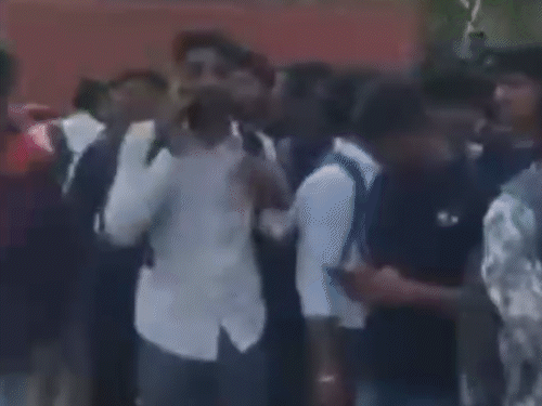 इंदौर के दो स्कूलों को बम से उड़ाने की धमकी:एनडीपीएस-आईपीएस स्कूल को तमिलनाडु से आया ई-मेल, दोनों बिल्डिंग खाली कराई