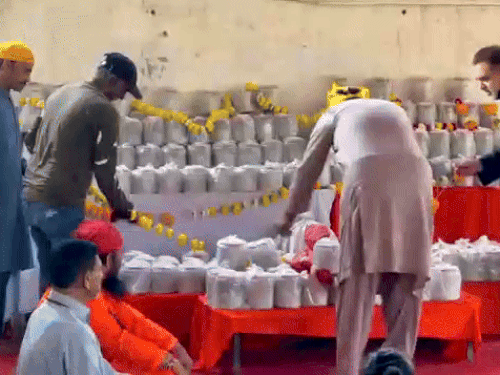पाकिस्तान से 400 हिंदुओं की अस्थियां भारत पहुंची:8 वर्षों से श्मशान में मोक्ष प्राप्ति के इंतजार में थीं; महाकुंभ योग में वीजा मिला