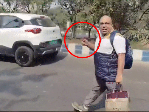 छुट्टी न मिलने पर 4 सहकर्मियों को चाकू मारा:खून से सना चाकू लेकर सड़क पर घूमता रहा; बंगाल के सरकारी कर्मचारी का वीडियो वायरल