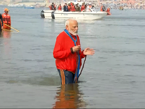 मोदी के कुंभ स्नान के टॉप VIDEO मोमेंट्स:भगवा पहनकर स्नान, रुद्राक्ष माला से जप; PM को देखने घाट पर जुटे हजारों लोग