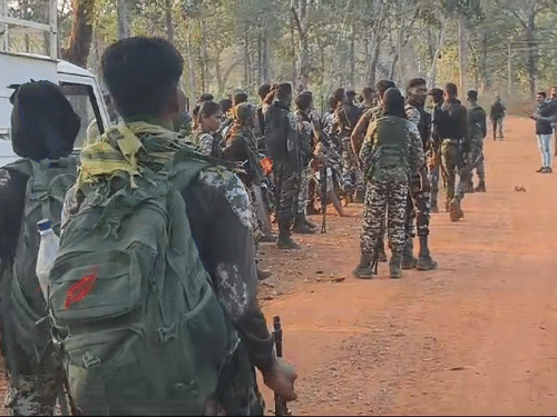 छत्तीसगढ़ में मुठभेड़, 8 नक्सली मारे गए:बीजापुर में जवानों ने बड़े नक्सलियों को घेरा; एक महीने में 50 से ज्यादा नक्सली ढेर