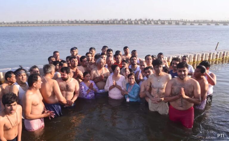 "Couldn't Stop Ourselves": Pak Hindus Visit Maha Kumbh, Take Dip In Sangam