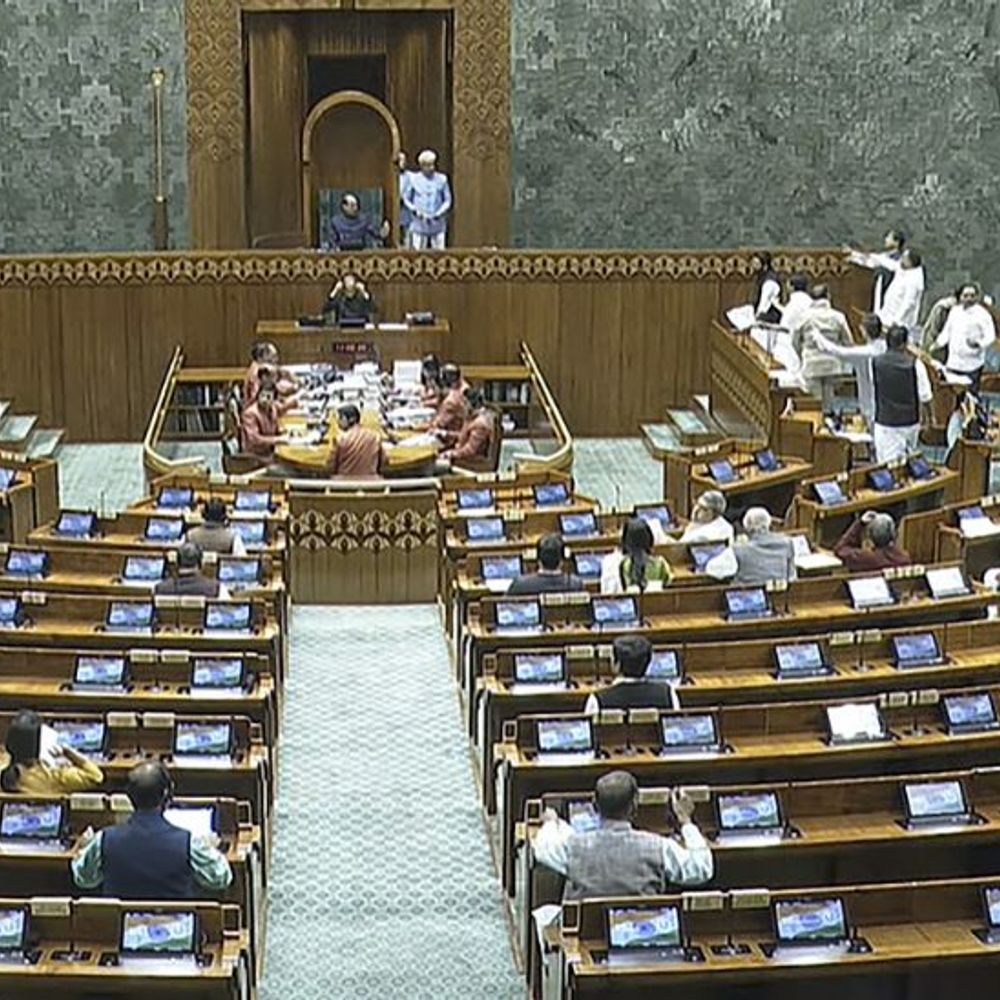 वक्फ बिल पर JPC रिपोर्ट संसद में पेश, हंगामा:खड़गे ने कहा- हमारी आपत्तियां डिलीट कीं; शाह बोले- जो चाहें जोड़ लें, मेरी पार्टी को आपत्ति नहीं