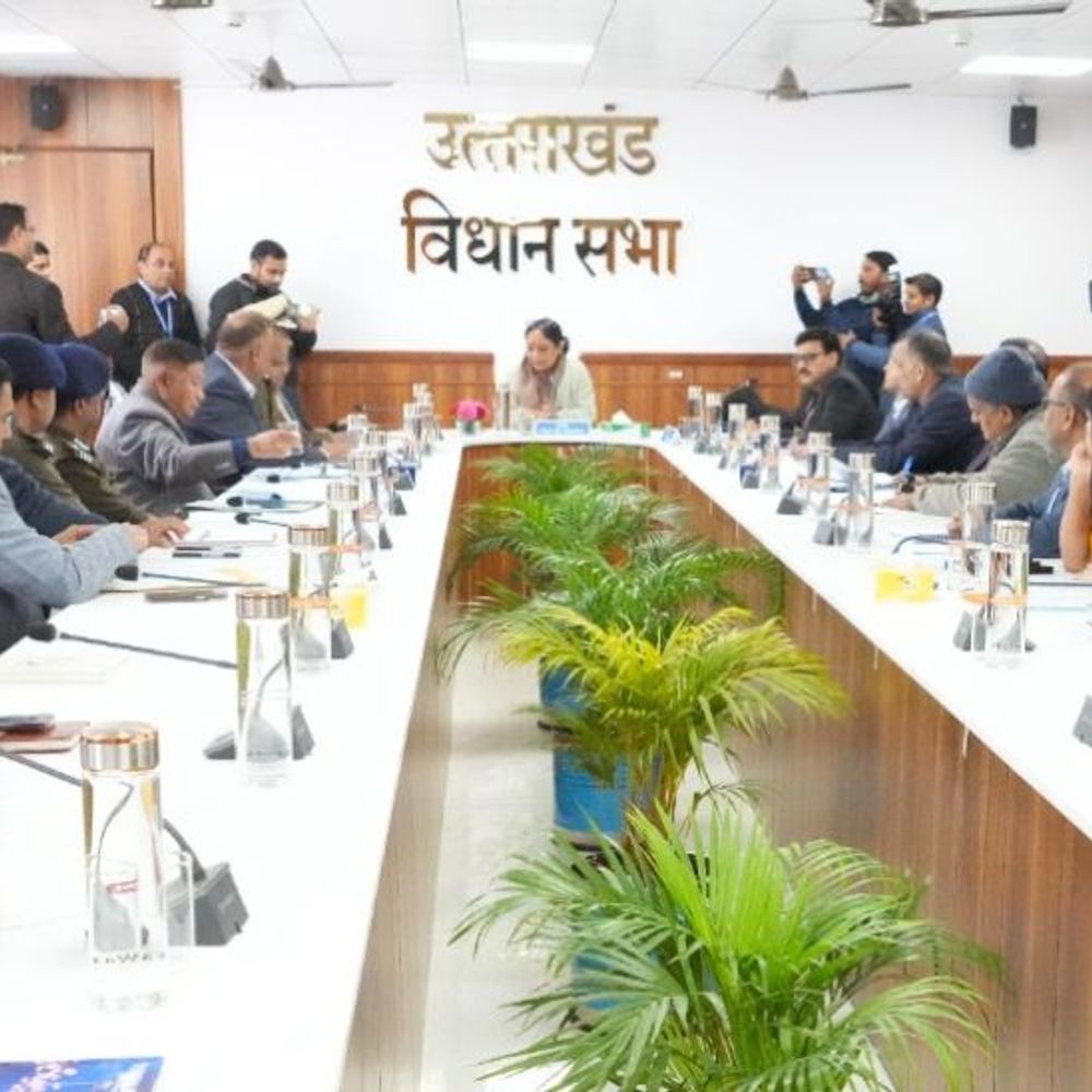 उत्तराखंड में फॉरेस्ट फंड से आईफोन खरीदे गए:CAG रिपोर्ट में खुलासा- फंड का इस्तेमाल लैपटॉप खरीदी, दफ्तर की सजावटी चीजों में हुआ