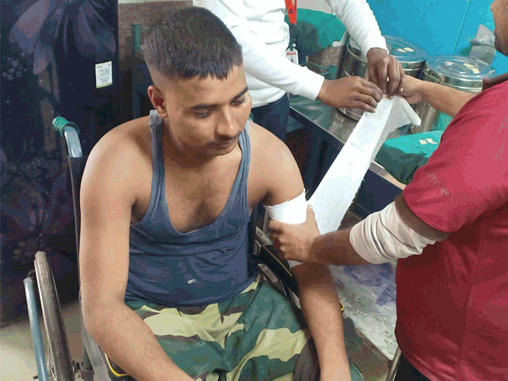 भारत-बांग्लादेश बॉर्डर पर BSF और घुसपैठियों में झड़प:बंगाल के दिनाजपुर में हुए हमले में एक जवान घायल; हथियार लेकर घुसे थे, एक को पकड़ा