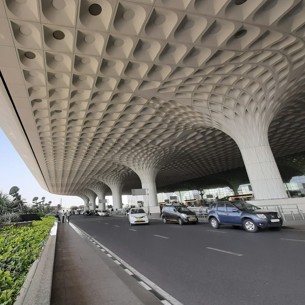 मुंबई एयरपोर्ट पर हरियाणा का प्रोफेसर गिरफ्तार:7 छात्रों को ले जा रहा था लंदन, 3 नाबालिग शामिल, मानव तस्करी का शक