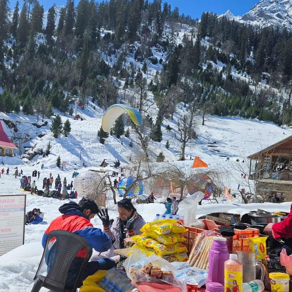 मनाली में बर्फ देखने उमड़े टूरिस्ट:सोलंग नाला, धुंधी और रोहतांग में कई फुट बर्फ; सैलानियों को भा रही हिमाचली ड्रेस