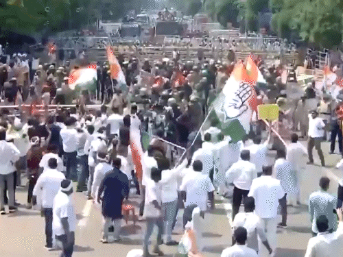 ओडिशा में कांग्रेस कार्यकर्ताओं और पुलिस की झड़प:लाठियां बरसाईं, वाटर कैनन चलाईं; पार्टी के सभी विधायकों के निलंबन पर प्रदर्शन